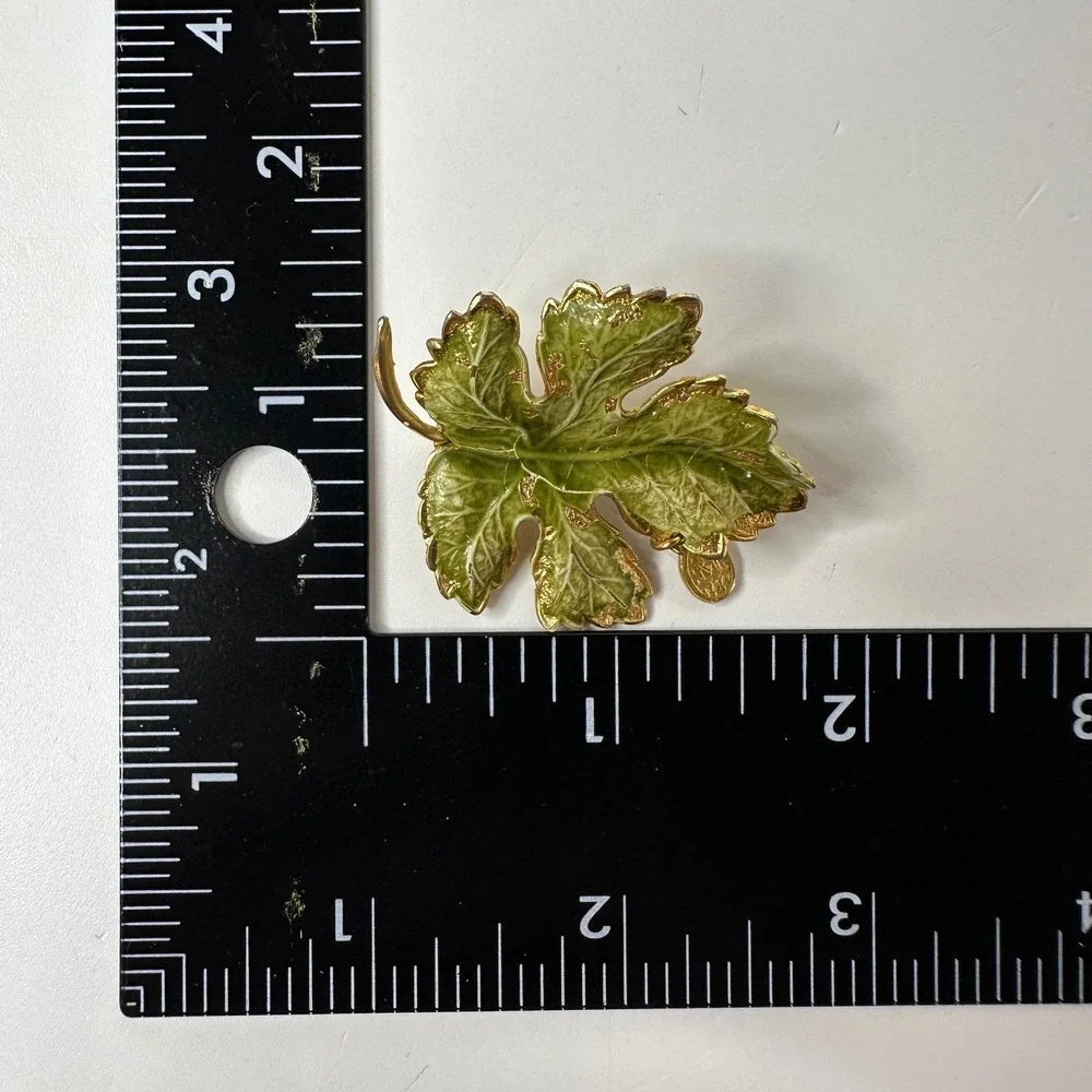 Vintage Green Enamel Leaf Brooch Gold Tone Miraculous Medal Charm Spring‎ Pin